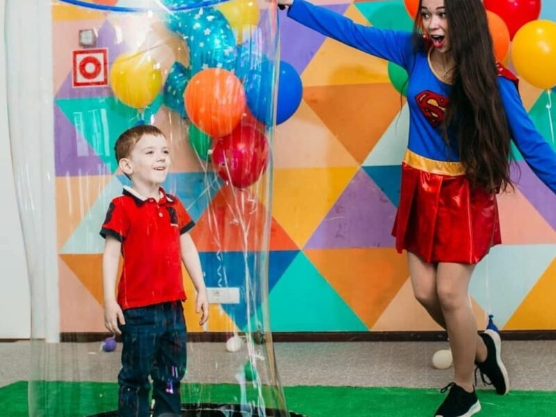 Завораживающее шоу гигантских пузырей